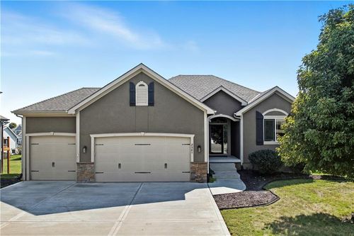 2341 River Trail Rd, Lee's Summit, MO, 64082-7805 | Card Image