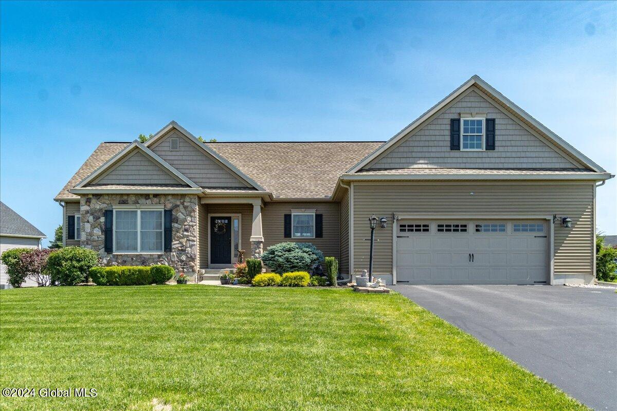 Julia Cir, Mechanicville, NY 12118