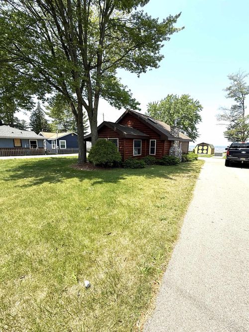 584 W Houghton Lake Dr, Prudenville, MI, 48651-9453 | Card Image