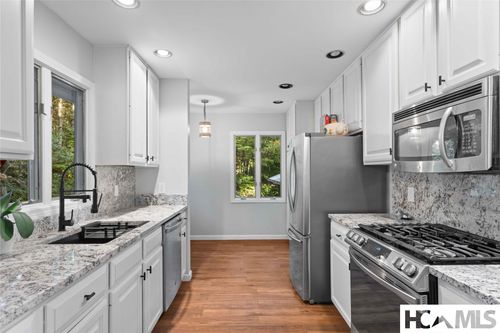18 Horsepasture River Ct, Sapphire, NC, 28774-9554 | Card Image