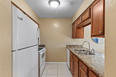 27-C - 3600 Sw 19 Th Avenue, Condo with 2 bedrooms, 2 bathrooms and null parking in GAINESVILLE FL | Image 3