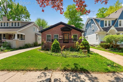 1781 Brys Dr, Grosse Pointe Woods, MI, 48236-1009 | Card Image