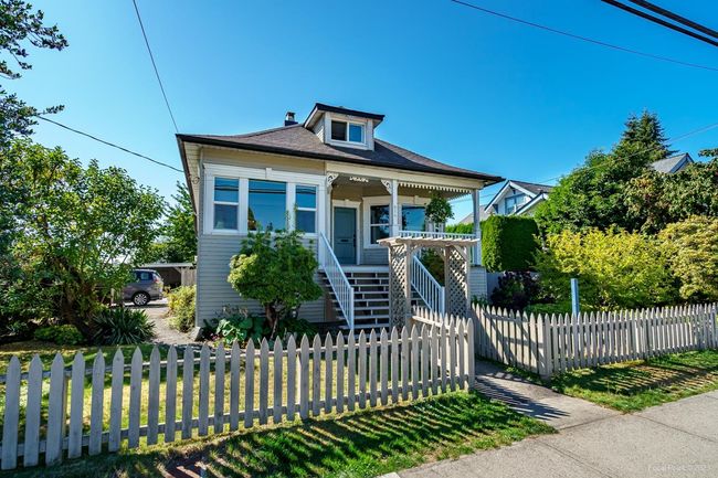 814 Tenth Street, House other with 3 bedrooms, 2 bathrooms and 4 parking in New Westminster BC | Image 2