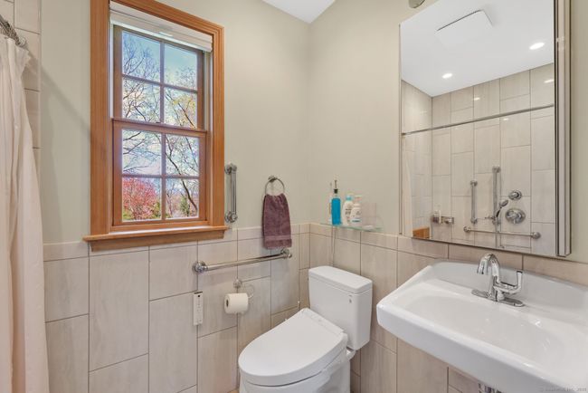 Ensuite Full Bathroom | Image 20