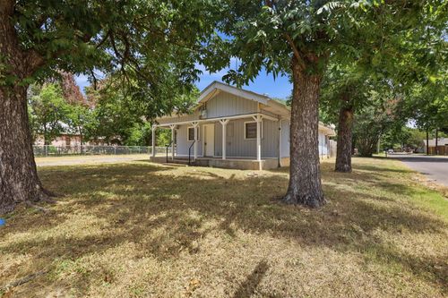1415 Stanwood Ave, Cleburne, TX, 76033-6750 | Card Image