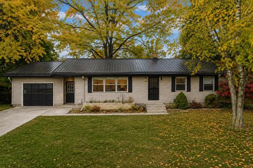 1055 Spruce St, Fremont, MI, 49412-1833 | Card Image