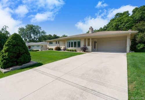 2063 Avoncrest Dr, Rochester Hills, MI, 48309-2120 | Card Image