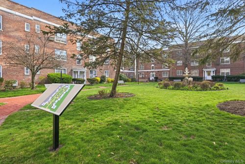 f6-221 Middle Neck Rd, Great Neck, NY, 11021-1120 | Card Image