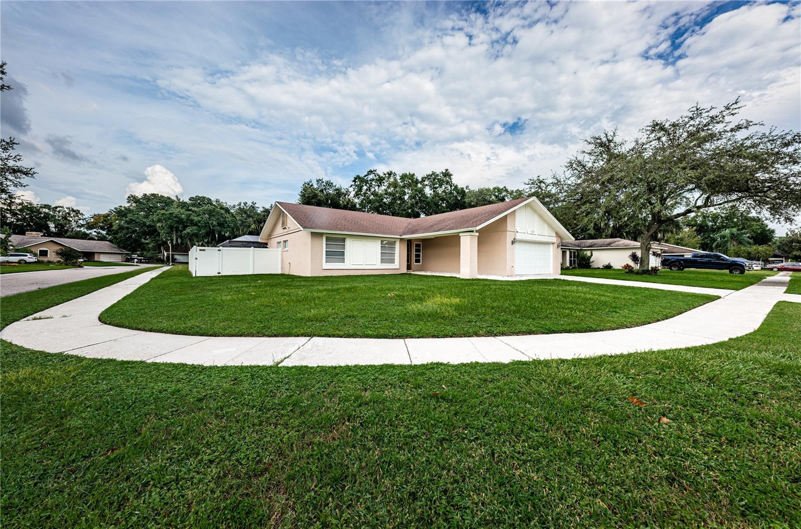 Sycamore Ln, Plant City, FL 33563