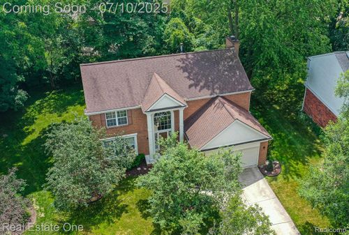 234 Grosvenor Dr, Rochester Hills, MI, 48307-3170 | Card Image