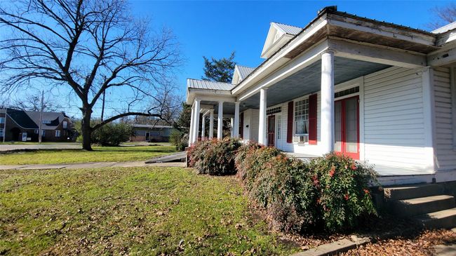 909 W Broadway St, House other with 4 bedrooms, 3 bathrooms and null parking in Clarksville TX | Image 21