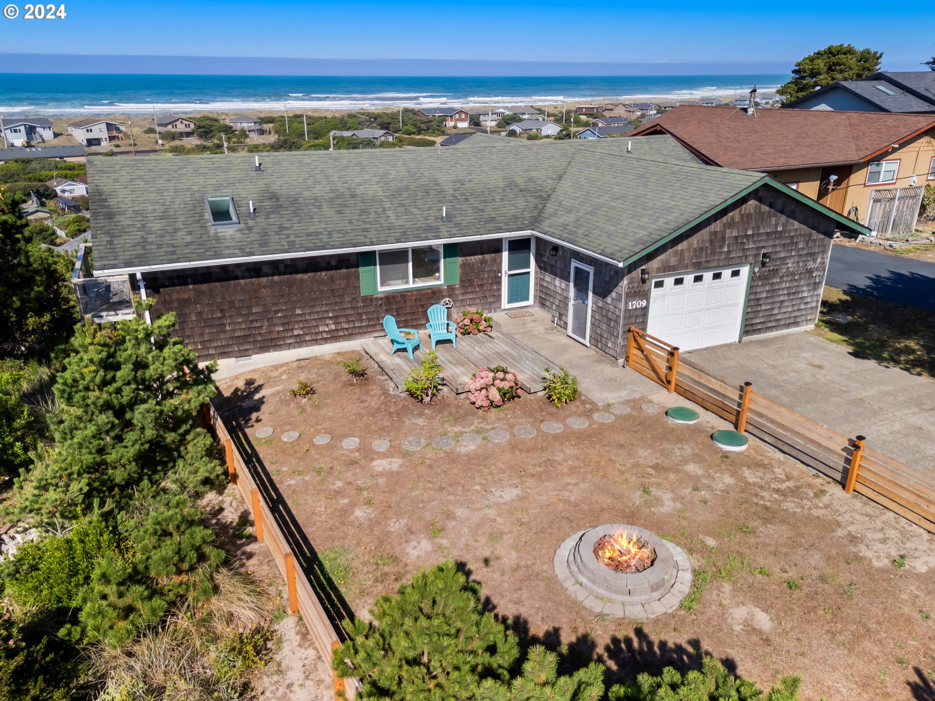 Carter Ct, Waldport, OR 97394