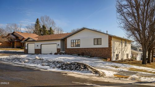 900 Saint Thomas Trl, Mandan, ND, 58554-2374 | Card Image