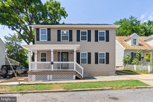 318 W Liberty St, CHARLES TOWN, WV, 25414-1522 | Card Image