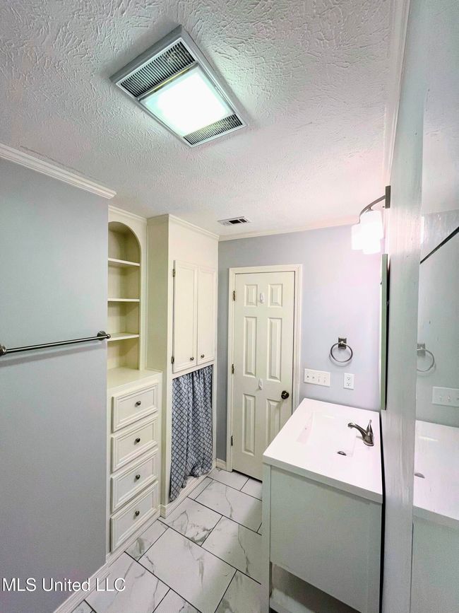 Bathroom | Image 26
