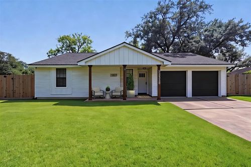 802 Camelot Ln, Friendswood, TX, 77546-3510 | Card Image