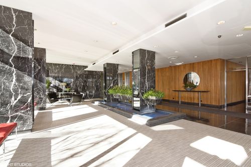 13b-3900 N Lake Shore Dr, Chicago, IL, 60613-3453 | Card Image