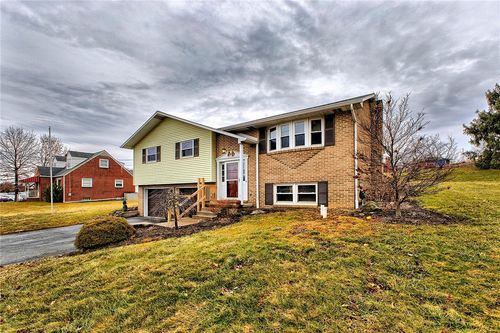 207 W Tacoma Ave, Latrobe, PA, 15650-1027 | Card Image