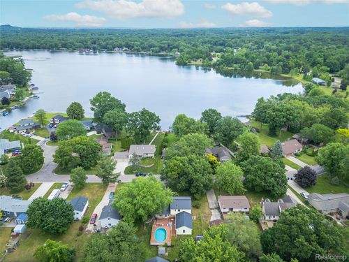 801 Holly Bush Dr, Holly, MI, 48442-1322 | Card Image