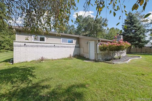 1590 W Rolston Rd, Linden, MI, 48451-9769 | Card Image