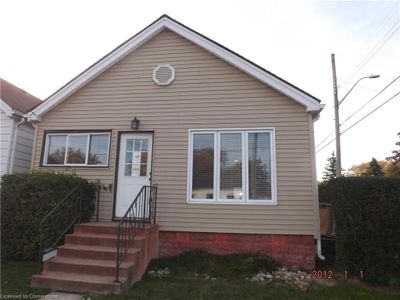 349 Fairfield Ave, House other with 2 bedrooms, 1 bathrooms and 2 parking in Hamilton ON | Image 1