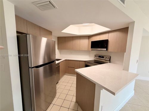 apt-404-8353 Lake Dr, Doral, FL, 33166-7868 | Card Image