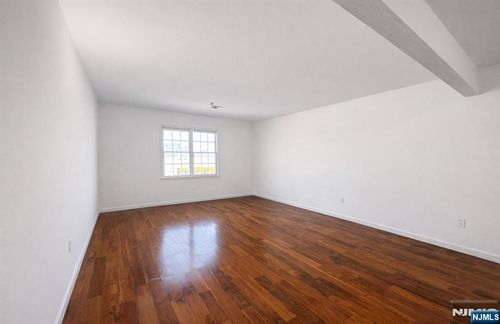 65 Fairview St, Palisades Park, NJ, 07650-1037 | Card Image