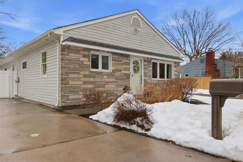 27 Great River Dr, Sound Beach, NY, 11789-2032 | Card Image