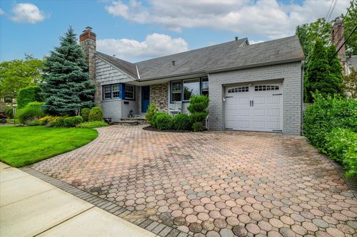 6 Blenheim Ct, Rockville Centre, NY, 11570-2215 | Card Image