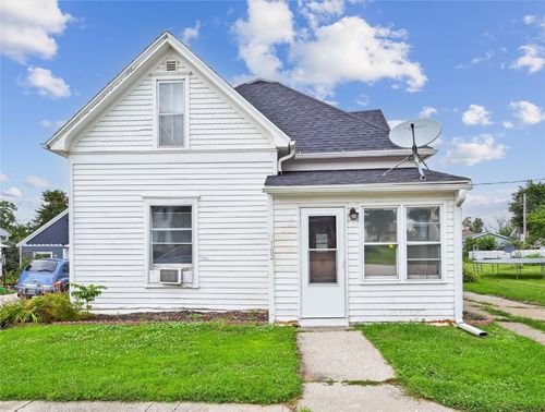 102 2nd St E, Newhall, IA, 52315-9662 | Card Image