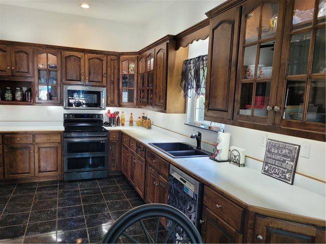Extensive kitchen counter and cabinets | Image 10