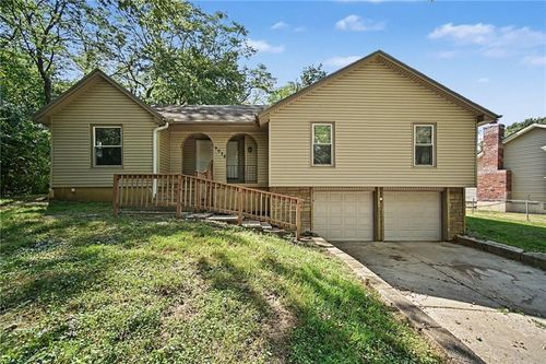 9038 Manning Ave, Kansas City, MO, 64138-4582 | Card Image