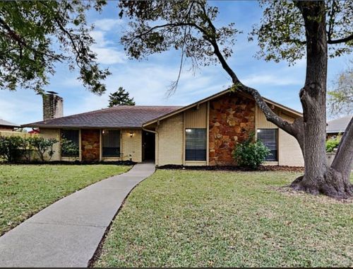 427 Newcastle Dr, DeSoto, TX, 75115-5611 | Card Image