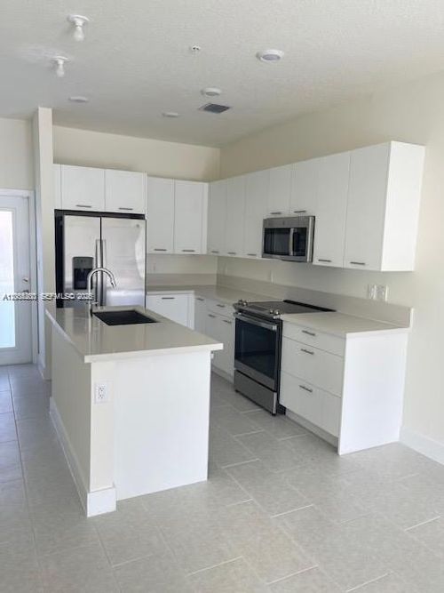 e111-8167 Nw 41 Street, Doral, FL, 33166 | Card Image