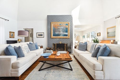 686 Hill St, Southampton, NY, 11968-5306 | Card Image