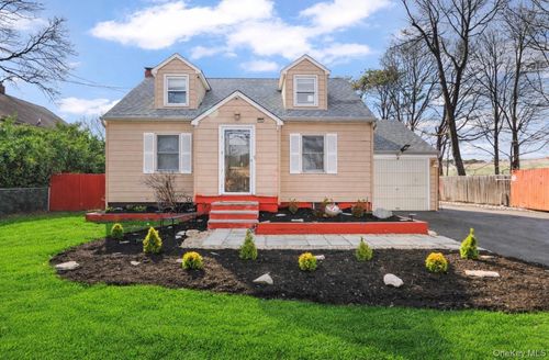 824 Lincoln Ave, Bohemia, NY, 11716-4104 | Card Image