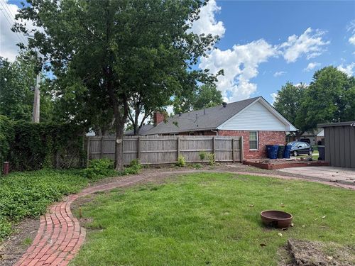 2125 Fremont Dr, The Village, OK, 73120-3802 | Card Image