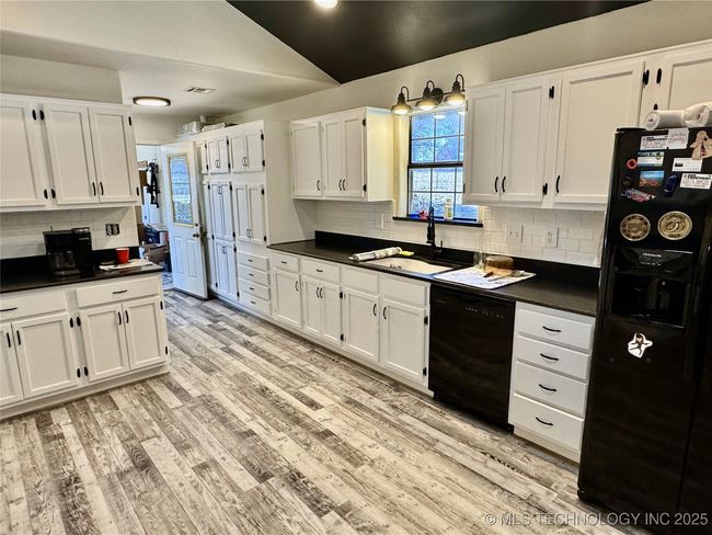 39767 Cedar Hill Cir, House other with 3 bedrooms, 2 bathrooms and null parking in Howe OK | Image 5