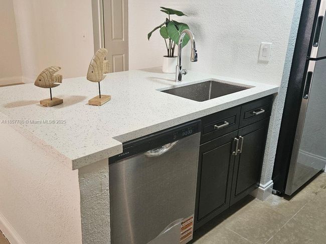 605 - 605 Meadows Cir, Condo with 2 bedrooms, 2 bathrooms and null parking in Boynton Beach FL | Image 6