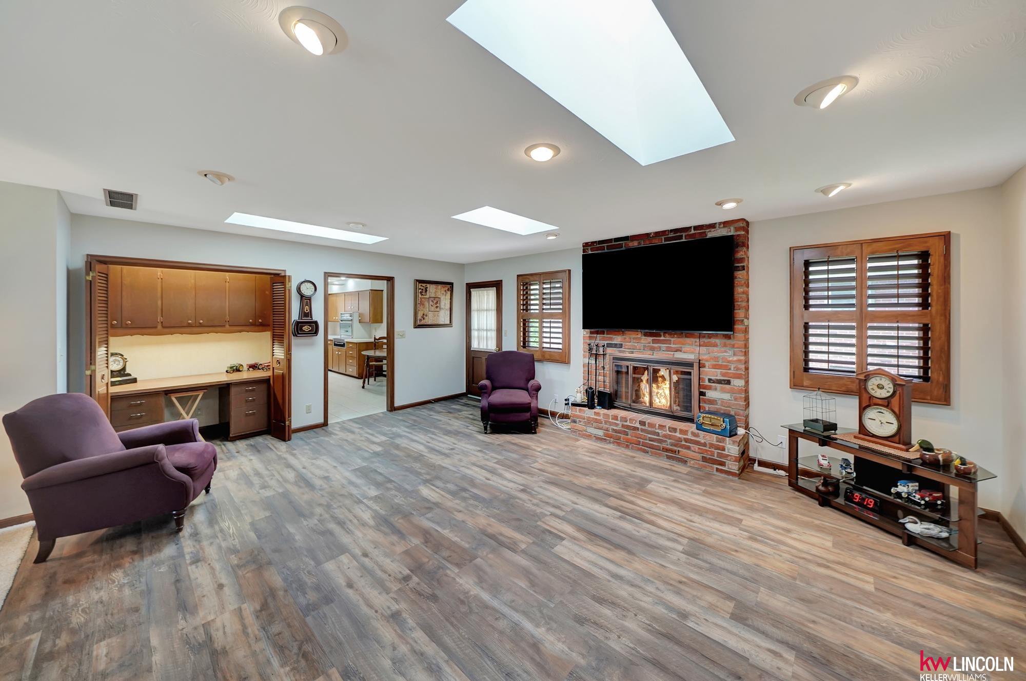 Hickory Ln, Lincoln, NE 68510