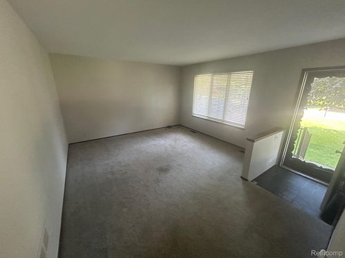 3900 Orchard View Ave, Rochester Hills, MI, 48307-5129 | Card Image