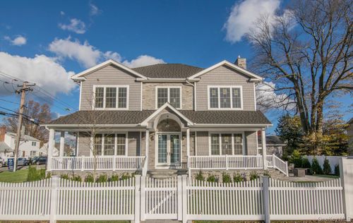 2 Seaman Rd, Glen Cove, NY, 11542-1515 | Card Image