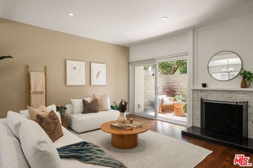 32 Village Pkwy, Santa Monica, CA, 90405-2852 | Card Image