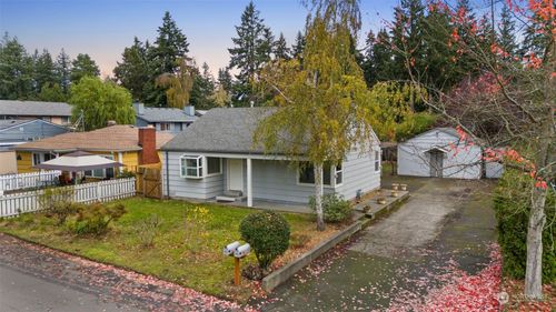 14516 Dayton Ave N, Shoreline, WA, 98133-6453 | Card Image