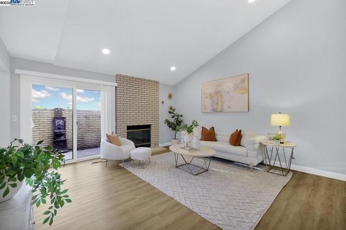 7876 Gate Way, Dublin, CA, 94568-1100 | Card Image