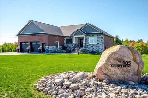 105 Arnott Dr, Ennismore, ON, K0L1T0 | Card Image