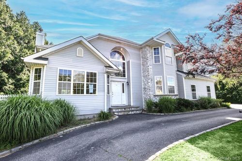 72 Sweetgum Ln, Miller Place, NY, 11764-3009 | Card Image
