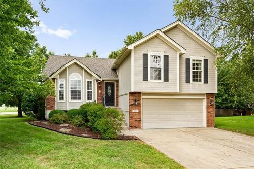 201 Mesa Dr, Smithville, MO, 64089-9600 | Card Image