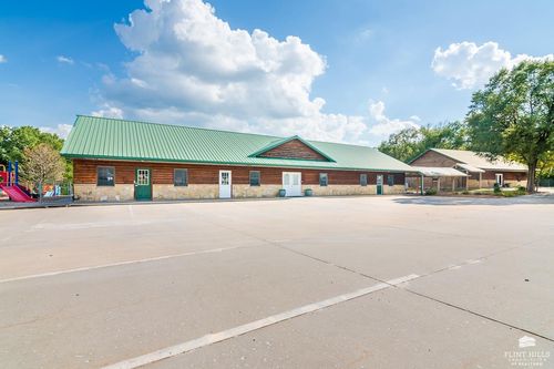 17656 Old Post Rd, Wamego, KS, 66547-9544 | Card Image