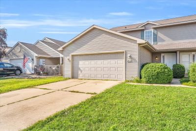 3912 Balmoral Drive, Townhouse with 3 bedrooms, 2 bathrooms and 2 parking in Champaign IL | Image 3